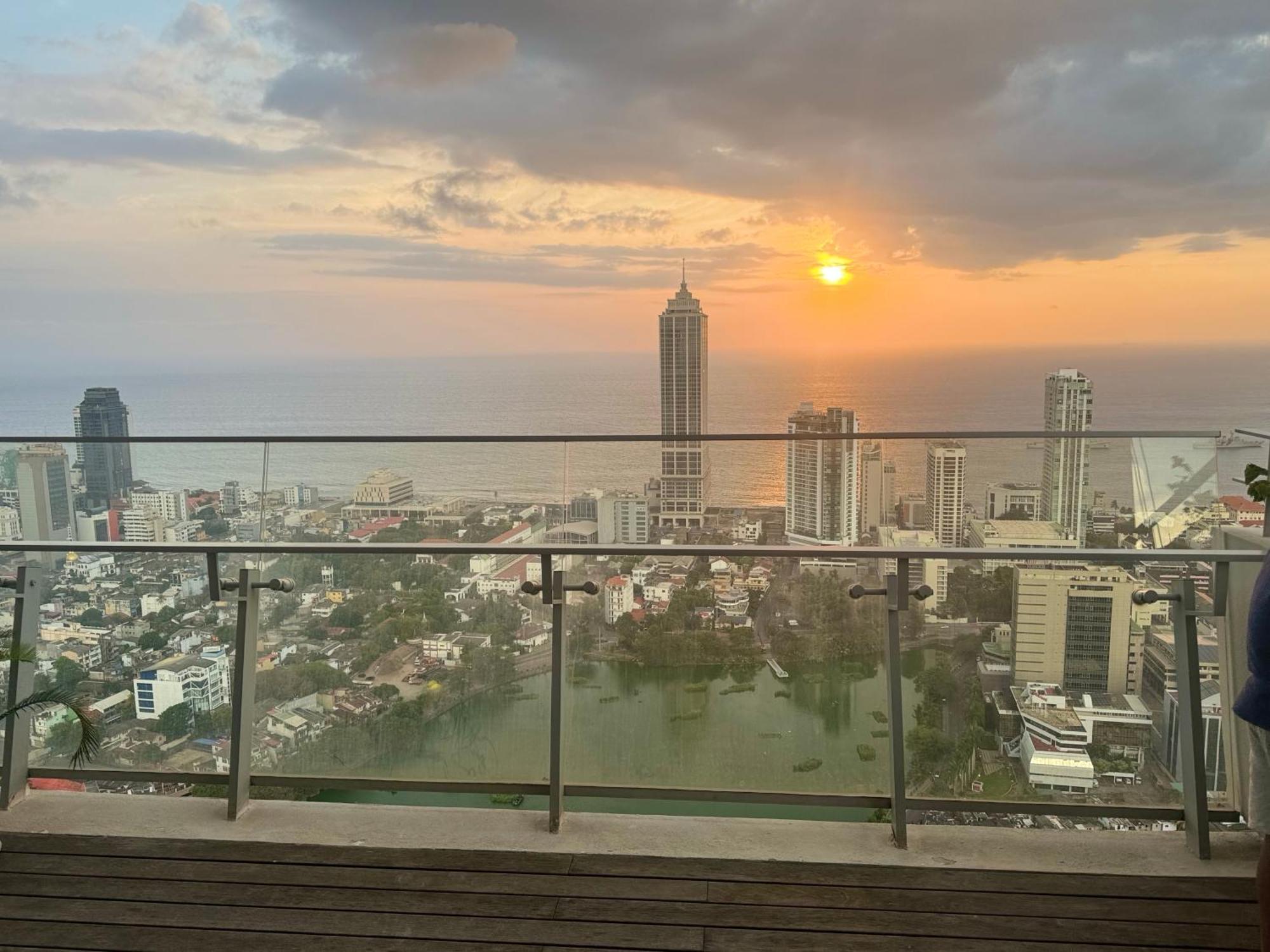 Altair Luxury Colombo By Miracle Apartment Bagian luar foto